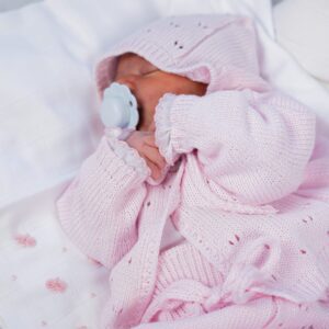 Casaco, Tapa Fraldas, Touca e Botas Mon Petit Rosa em Malha