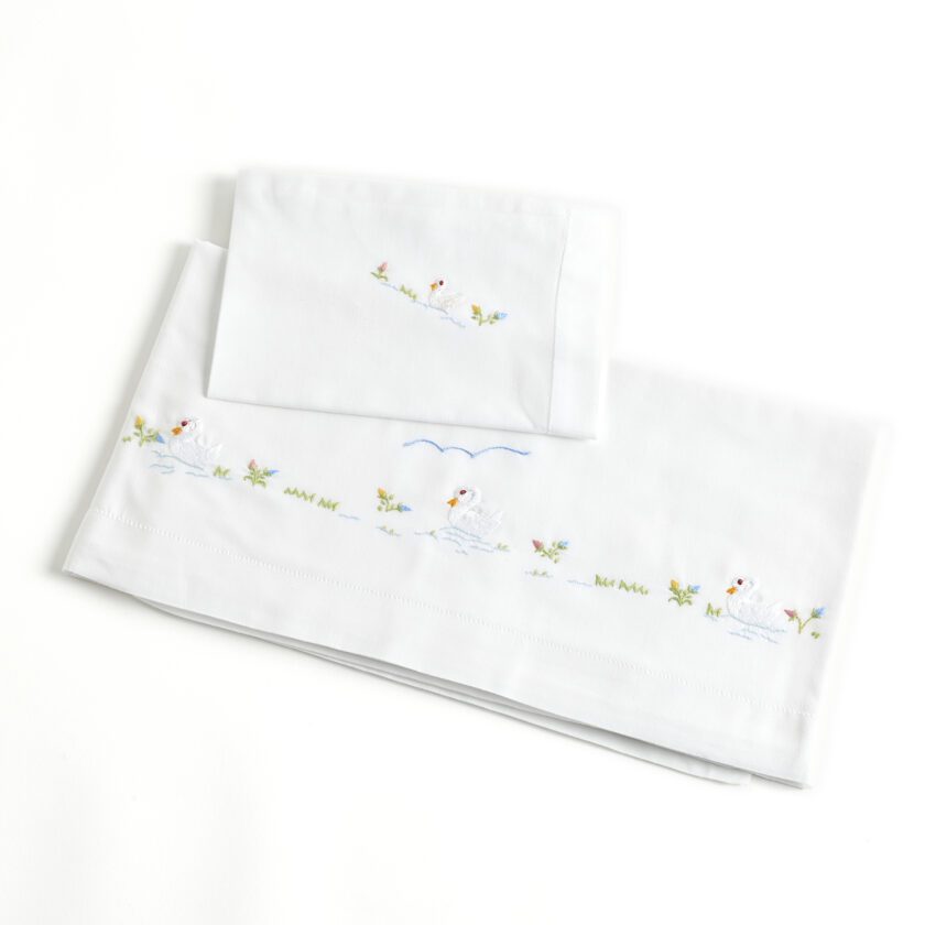 Lençol com Cisnes bordados para bebé