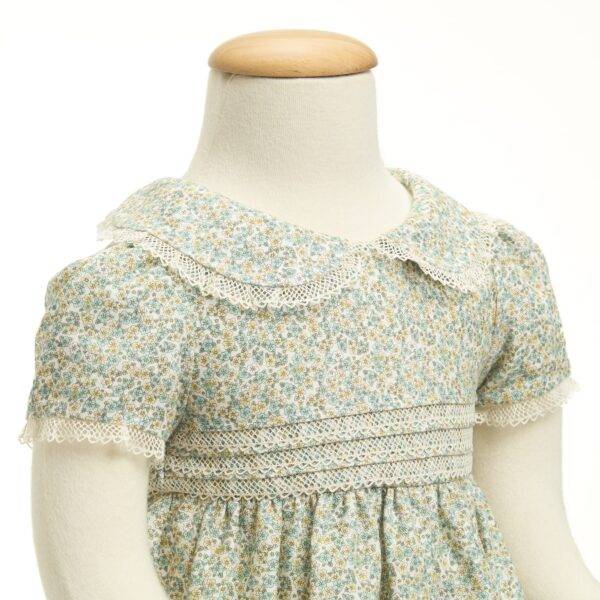 Vestido de bebé com flores verde