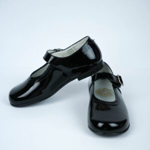 Sapato de Menina de verniz com fivela em pele