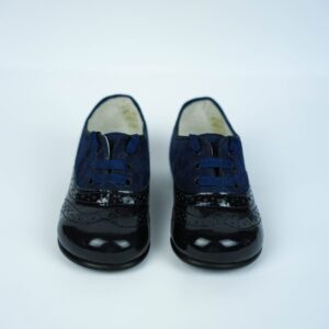 Sapato de menino de verniz e camurça em pele