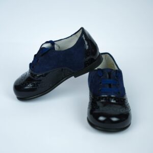 Sapato de menino de verniz e camurça em pele