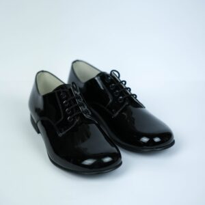 Sapato de menino de verniz em pele