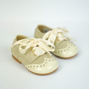 Sapato de menino de verniz e camurça em pele