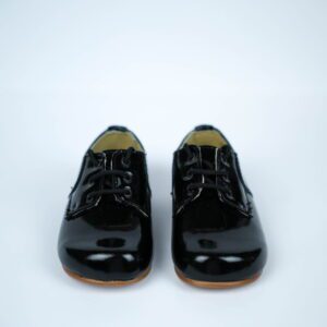 Sapato de menino de verniz em pele