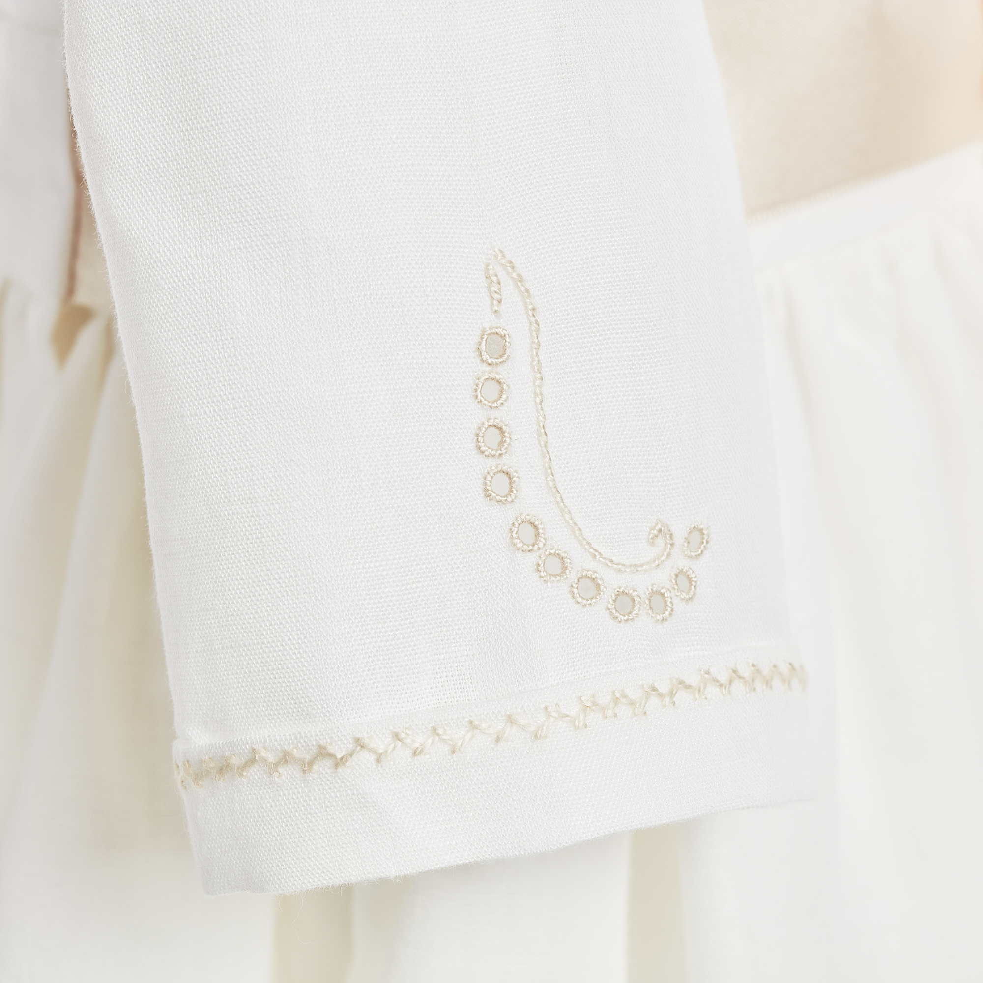 Conjunto de Saia, Camisa e Bolsa de Roupa em Linho Bordado a Bege para bebé