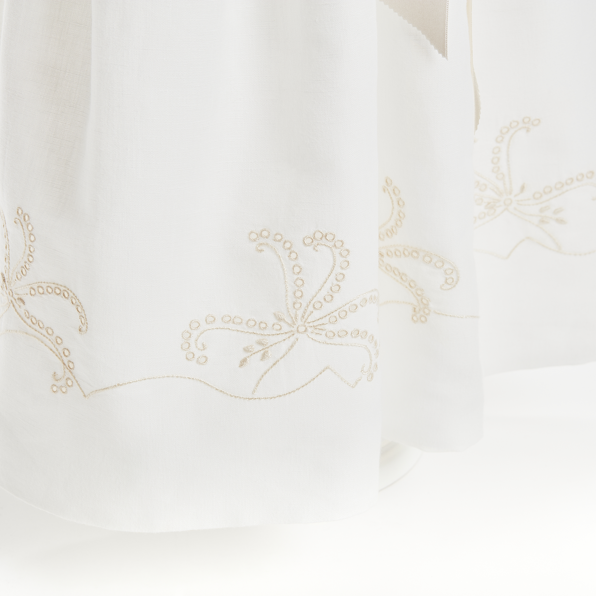 Conjunto de Saia, Camisa e Bolsa de Roupa em Linho Bordado a Bege para bebé