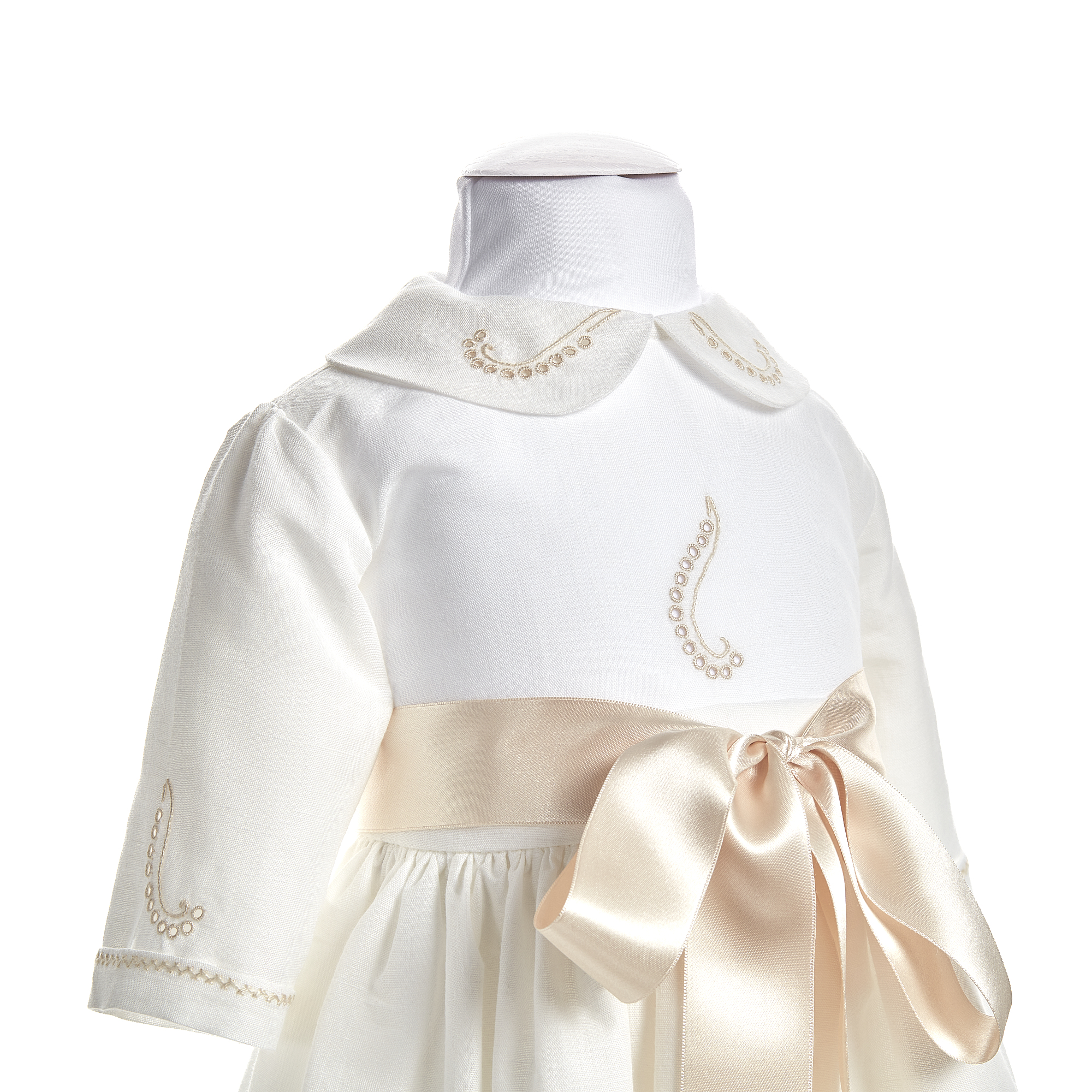 Conjunto de Saia, Camisa e Bolsa de Roupa em Linho Bordado a Bege para bebé