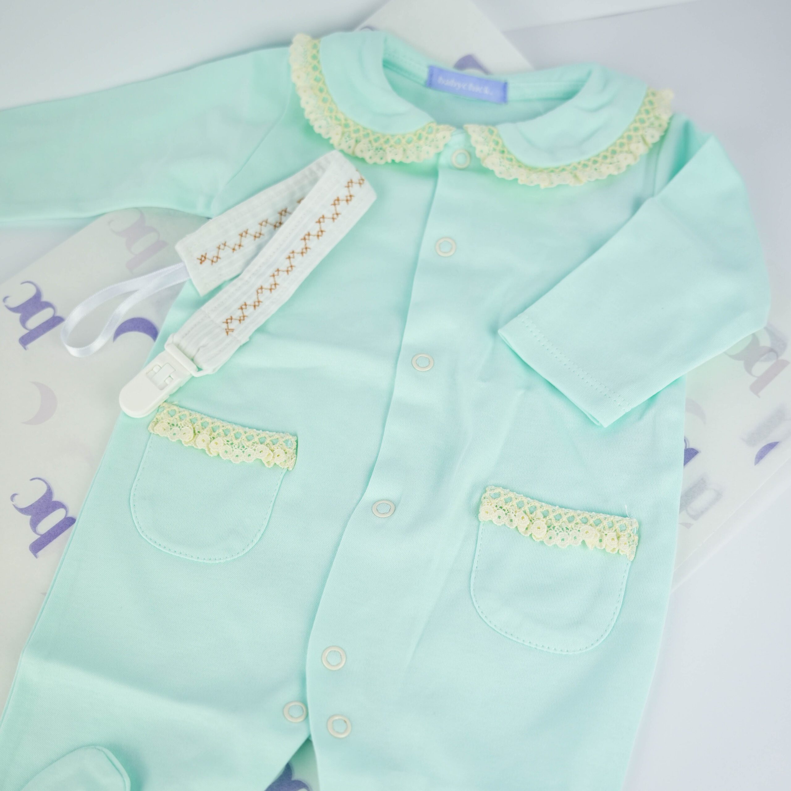 babygrow verde água e prende chucha