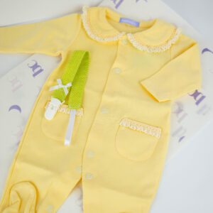 babygrow amarelo e prende chucha