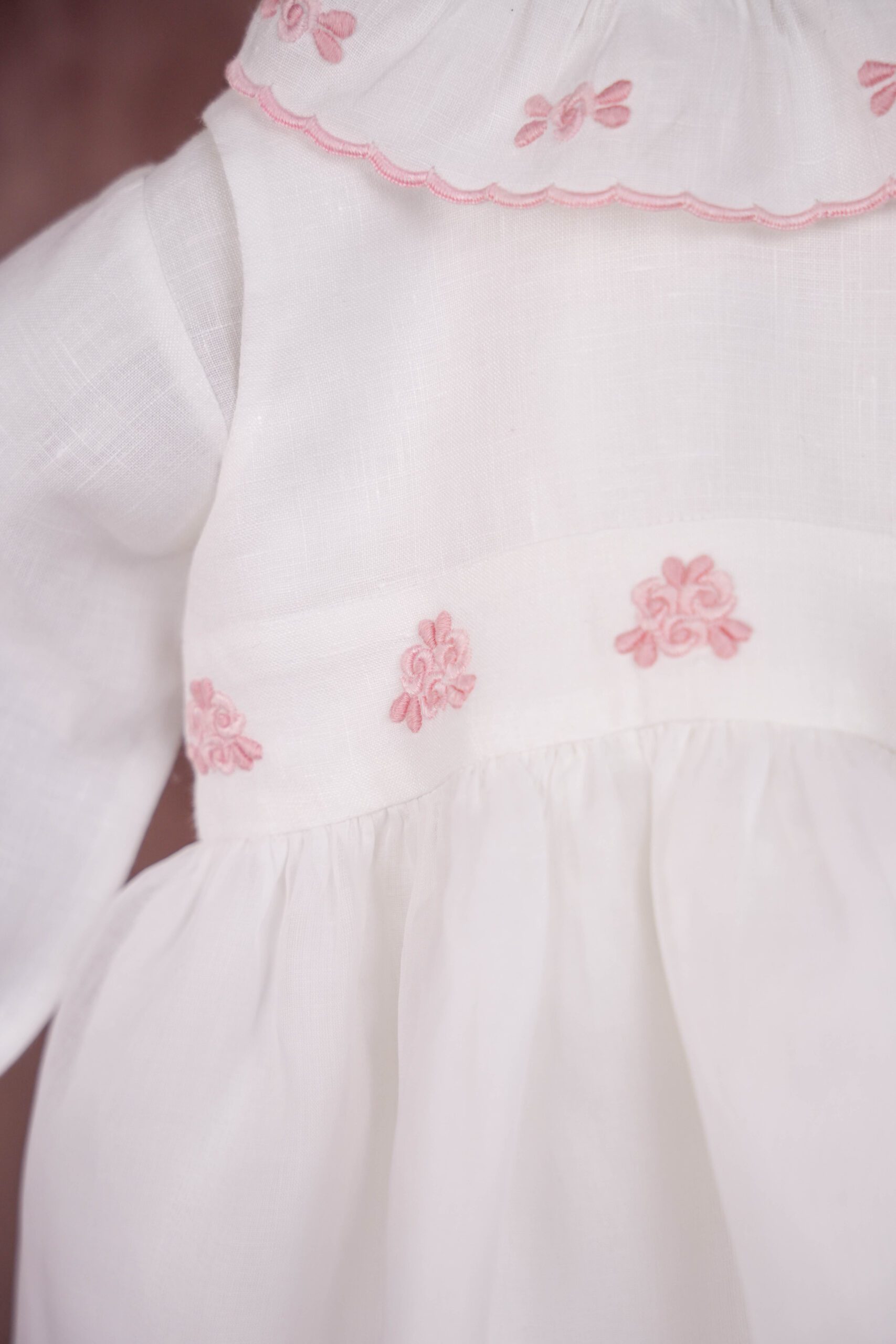 Vestido de Batizado em Branco e Rosa - Image 3