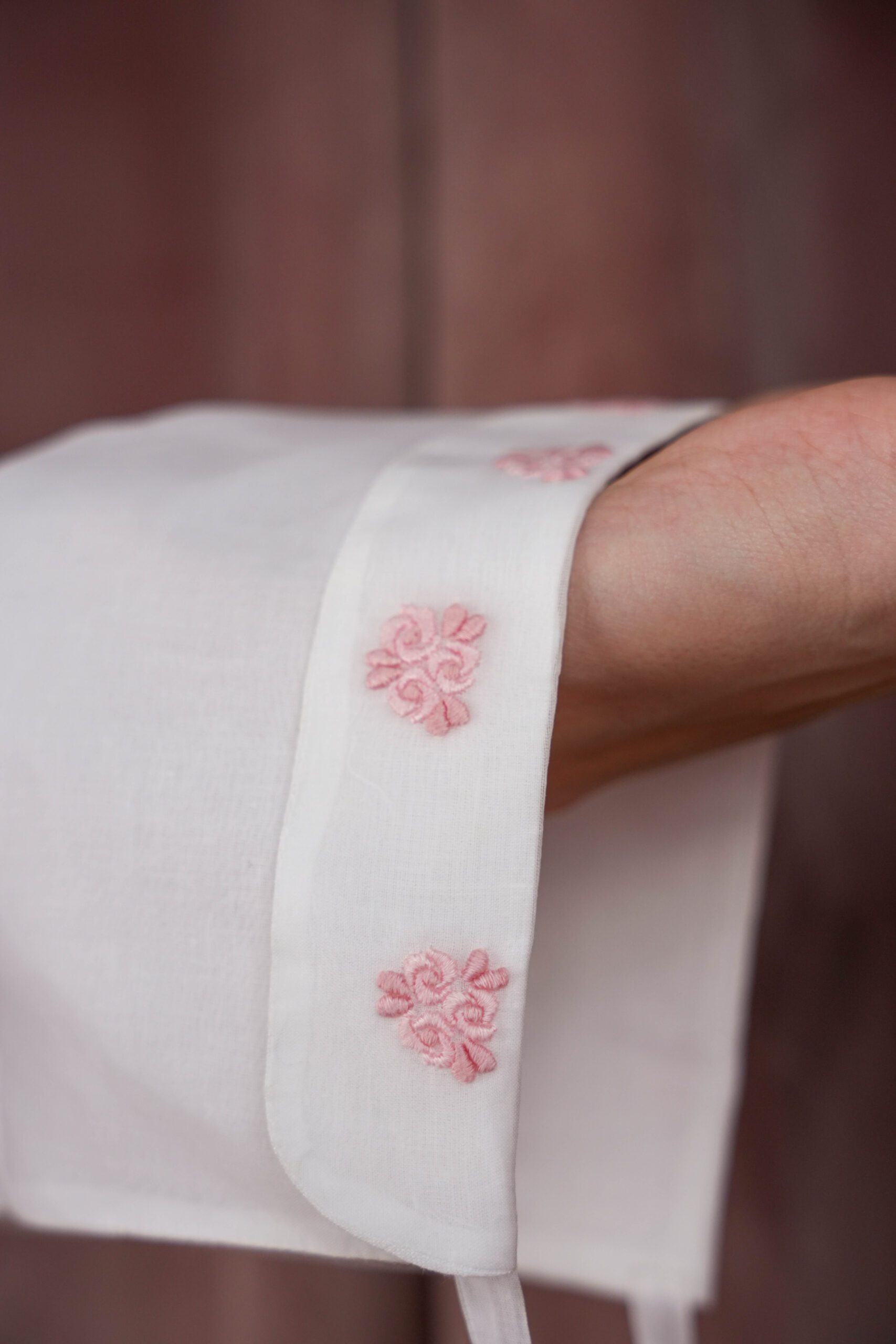 Vestido de Batizado em Branco e Rosa - Image 5
